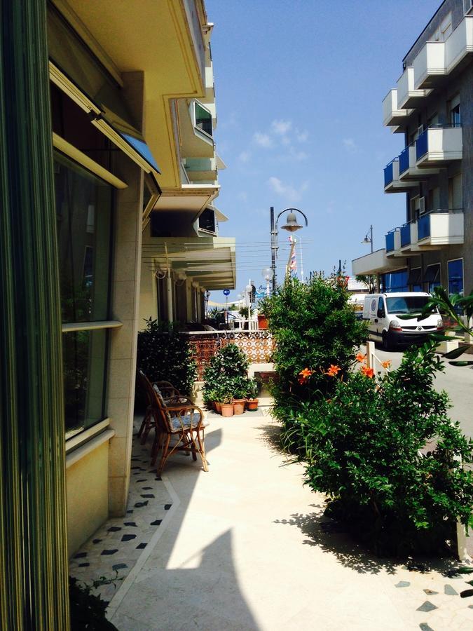 Hotel Lazzarini Bellaria – Igea Marina Kültér fotó